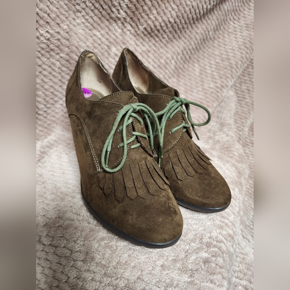 Tahari Suede heels - Picture 7 of 11